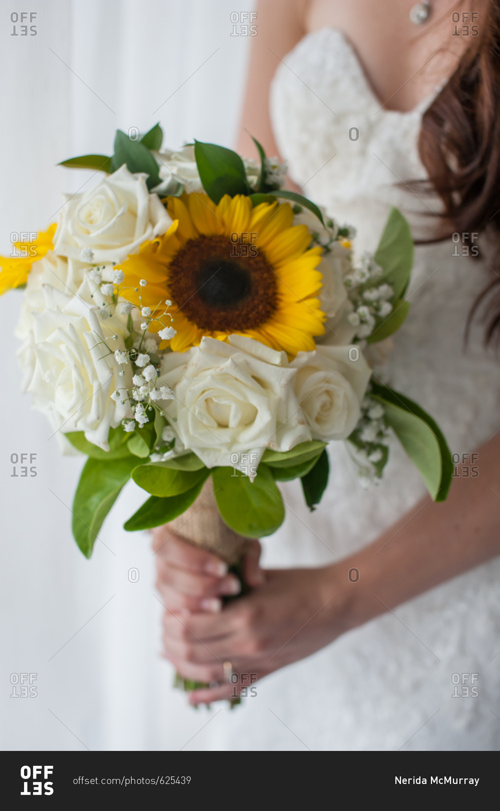 White roses online and sunflowers