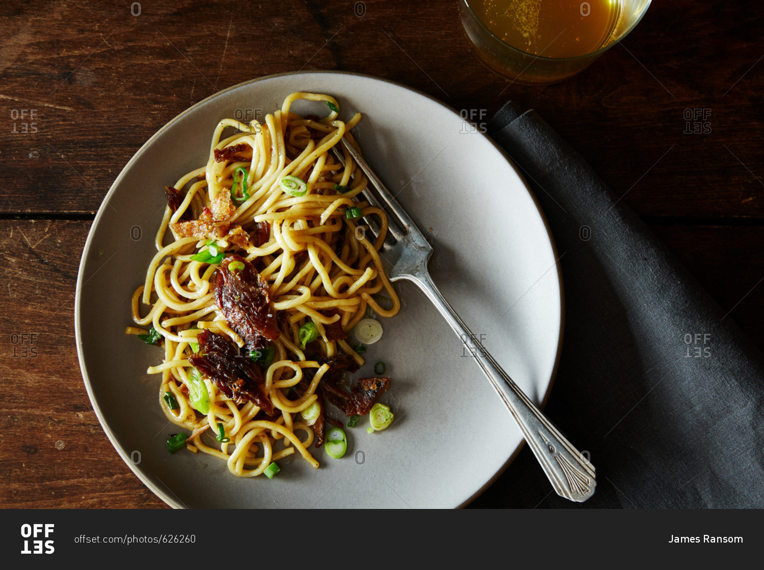 Лапша в соусе пад тай. Лапша и утка. Вок с уткой. Вок удон. Лапша с пекинской уткой.