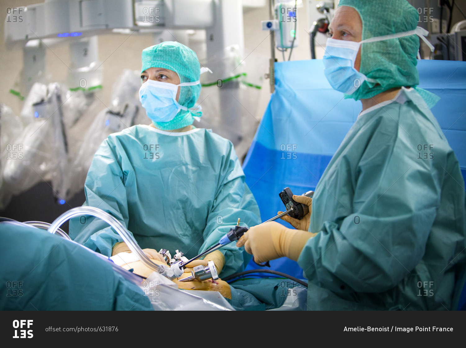 Операцию делали при температуре. Хирургическая операция. Одежда хирурга на операции. Эндоскопическая операция. Высокотехнологические операции.