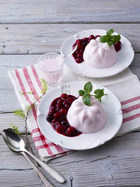 Kefir mousse with cherries - Offset