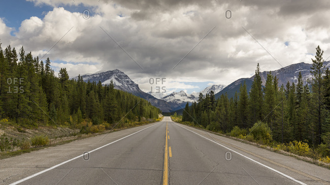 Icefields Parkway leading toward the Canadian Rocky Mountains, Jasper National Park, UNESCO World Heritage Site, Canadian Rockies, Alberta, Canada, North America