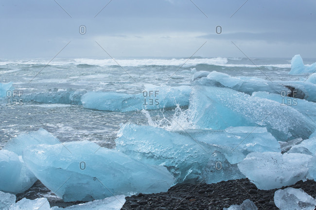 Растворение льда. Большой кусок льда. Как называются большие куски льда в море. Большие куски льда Обрезанные. На пляже нашли огромные куски льда.