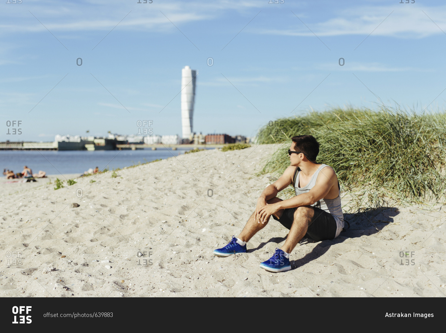 сидящие мужчины на пляже