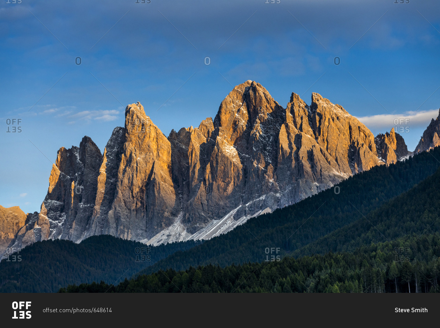 rugged-peaks-of-the-dolomite-mountains-in-northern-italy-stock-photo