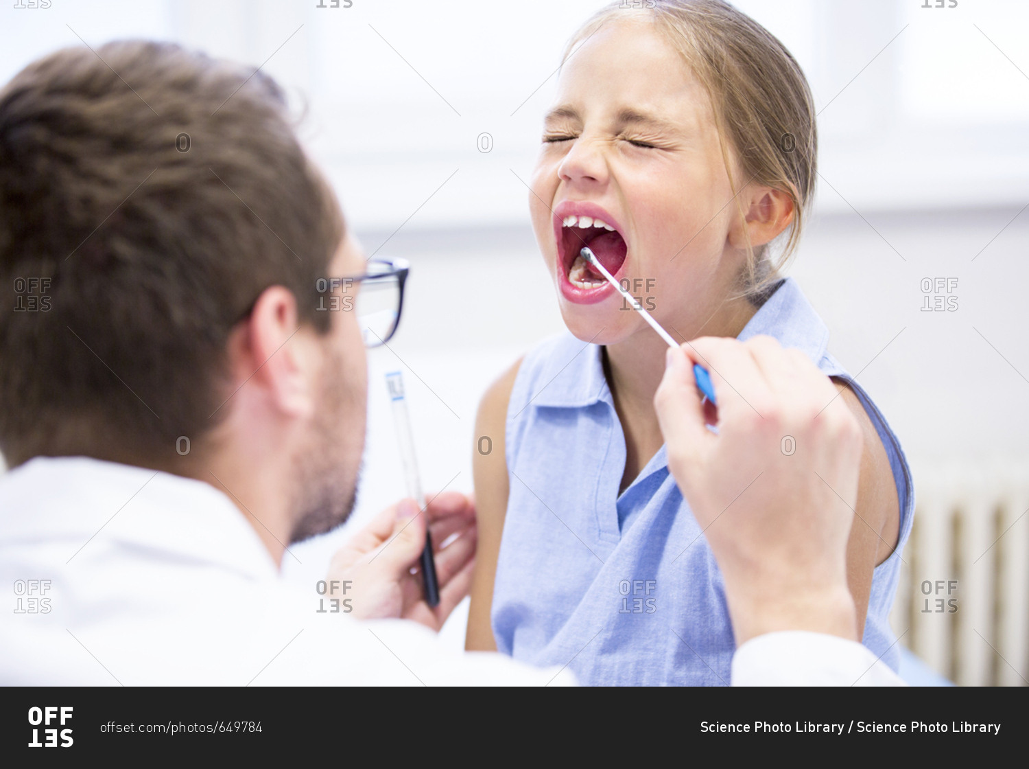 Боль во рту врач. Маленькая девочка рот доктор. Дифтерия мазок из ротоглотки. Мазок из ротоглотки фото.