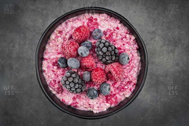 Overnight Oats mit frozen berries