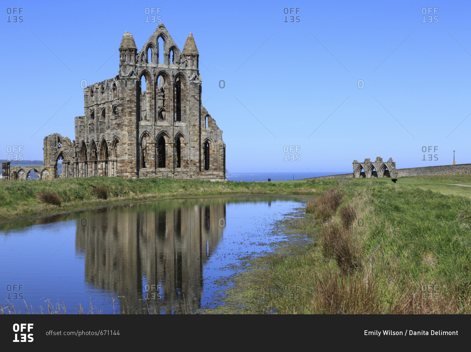 England, North Yorkshire, Whitby, North Sea, East Cliff, English Heritage Site, ruins of Benedictine abbey, Whitby Abbey, monastery, Inspiration for early English poet Caedmon and for Bram Stoker\'s gothic tale Dracula