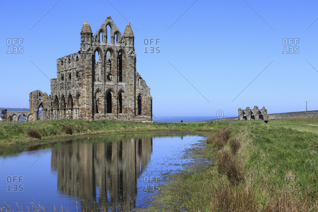 England, North Yorkshire, Whitby, North Sea, East Cliff, English Heritage Site, ruins of Benedictine abbey, Whitby Abbey, monastery, Inspiration for early English poet Caedmon and for Bram Stoker\'s gothic tale Dracula