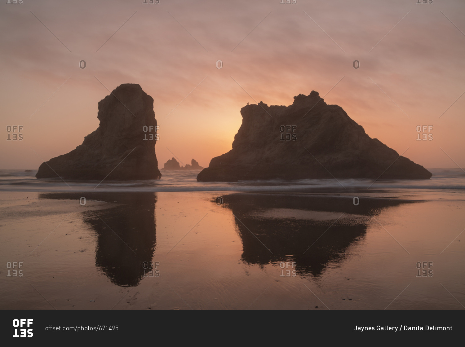 USA, Oregon, Bandon Beach, Sunset on Bandon Beach at low tide
