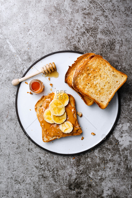 Toast with peanut butter, honey and slices of banana