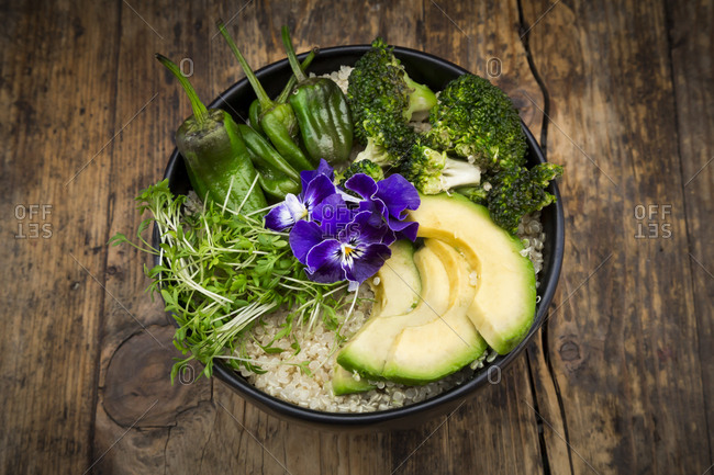Detox bowl- quinoa- broccoli- quinoa- avocado- pimientos de padron- cress and pansies