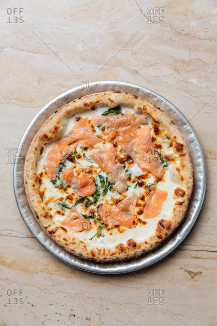 Creamy pizza with salmon and spinach