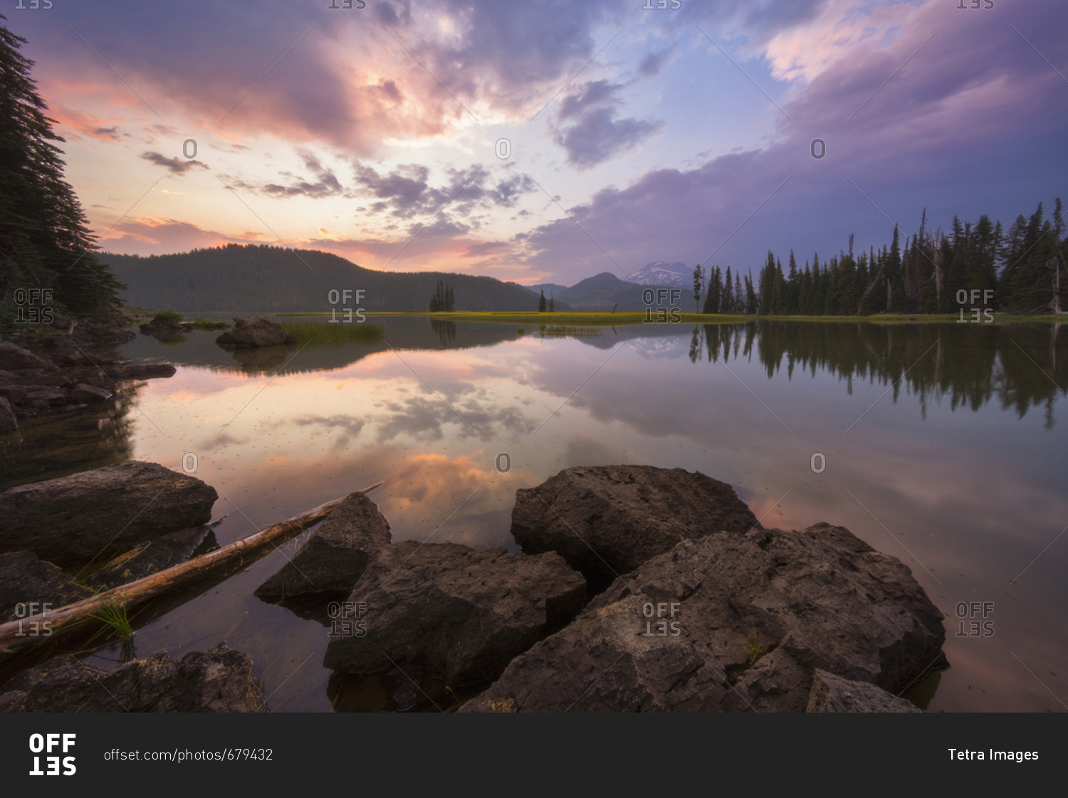 USA, Oregon, Landscape with Sparks Lake at sunset