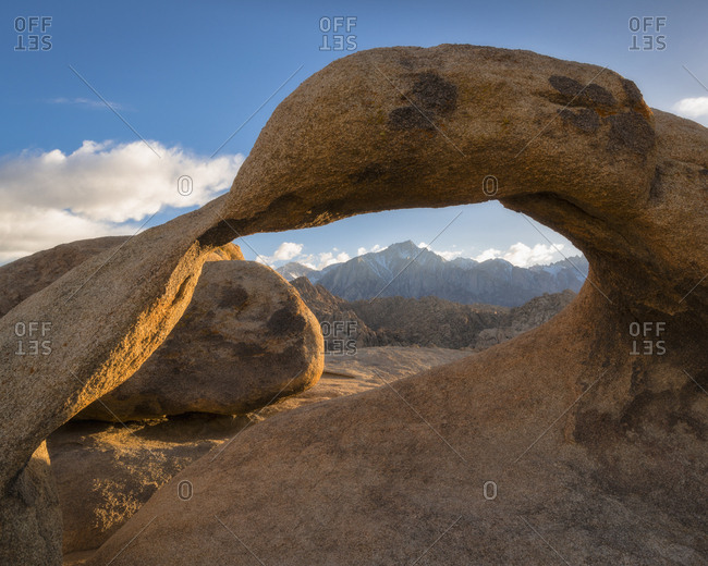 USA, California, Owens Valley, Dry landscape with Mobius Arch