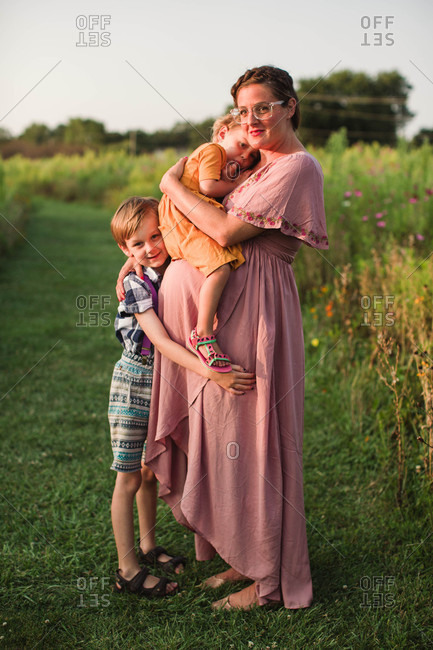 Affectionate maternity portrait with mom and siblings