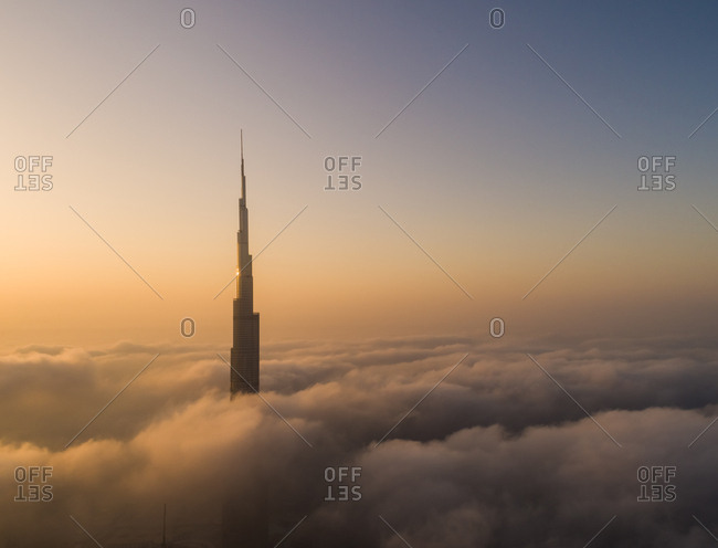 afslappet Tvunget restaurant Dubai, UAE - June 21, 2017: Aerial view of Burj Khalifa tower in a sea of  clouds at sunset stock photo - OFFSET
