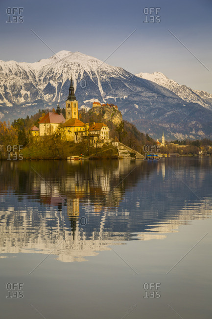 Lake Bled and Santa Maria Church (Church of Assumption) and Bled Castle and Julian Alps visible in the background, Gorenjska, Slovenia, Europe