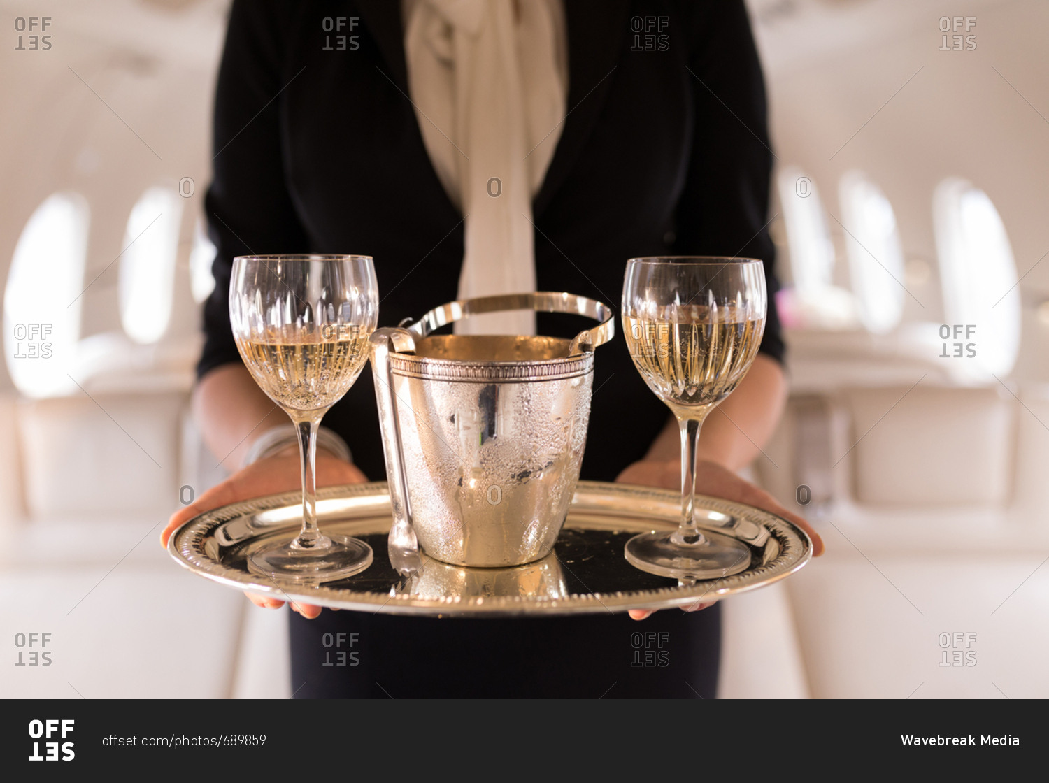 Шампанское в самолете можно. Шампанское в самолете. Бокал шампанского в самолете. Шампанское в частном самолете. Фужеры шампанского в самолете.
