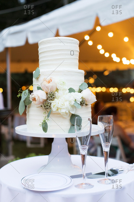 Wedding cake and champagne glasses at an outdoor wedding