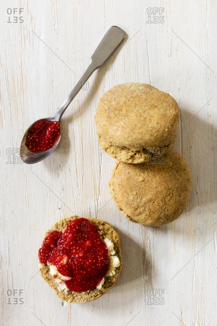 Scones made of einkorn wheat with strawberry jam and clotted cream