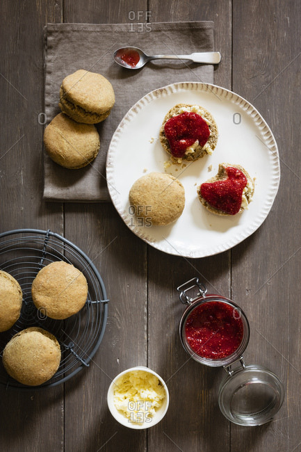 Scones made of einkorn wheat with strawberry jam and clotted cream