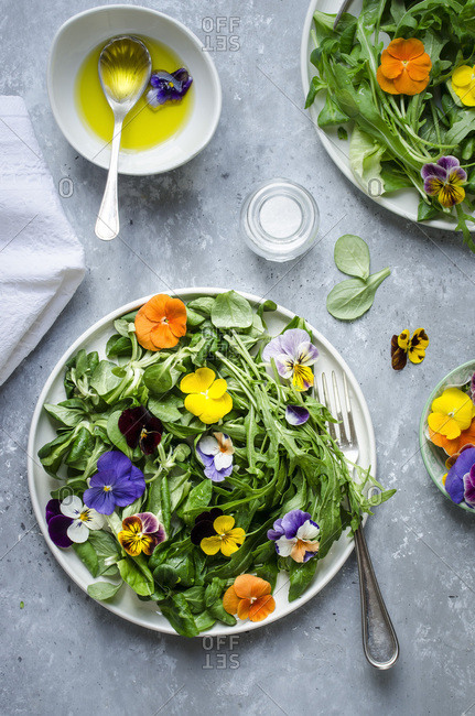 Salad with edible flowers