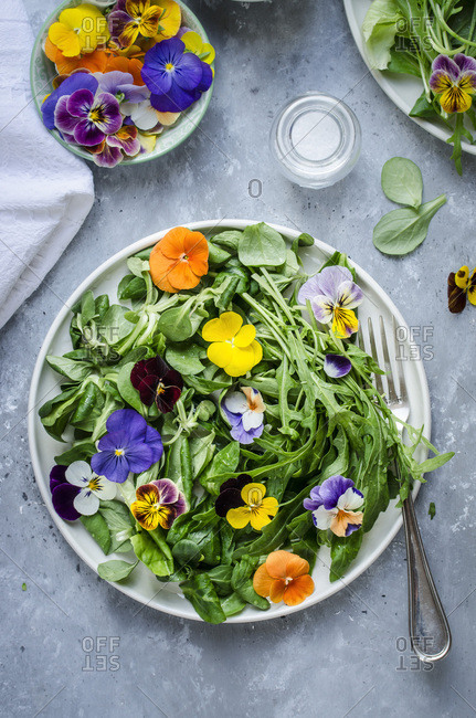 Salad with edible flowers