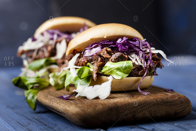 Vegan jackfruit jurger with red cabbage- white cabbage- lamb's lettuce