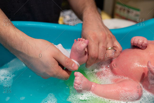 how to bathe a newborn baby girl