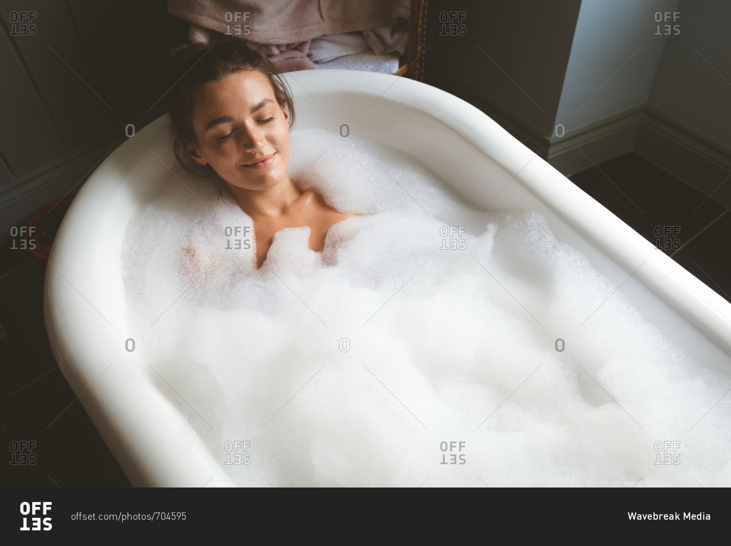 Полная женщина в ванной