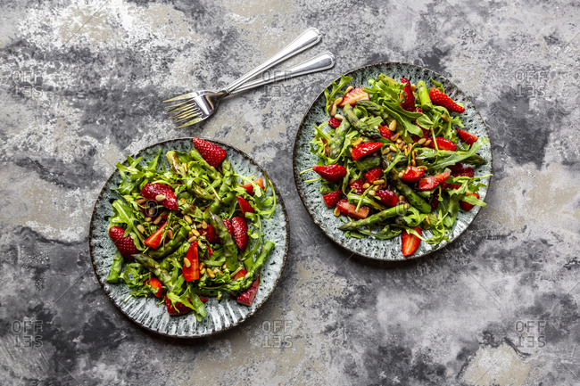 Salad of green asparagus- rocket- strawberries and pine nuts
