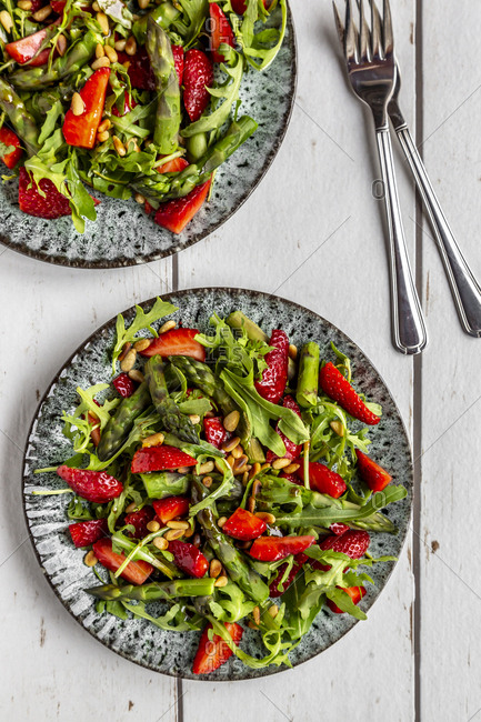 Salad of green asparagus- rocket- strawberries and pine nuts