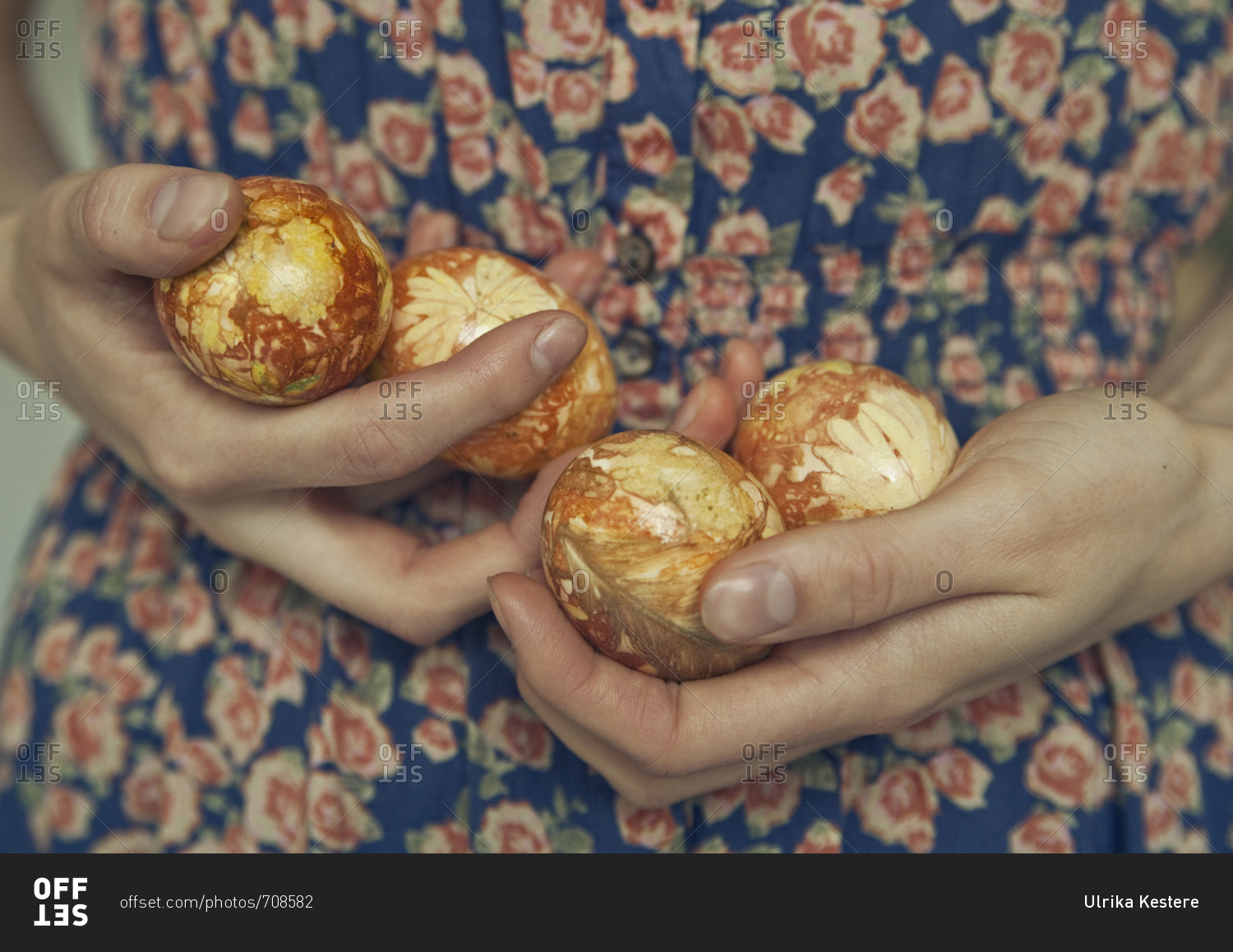 Hands holding easter eggs dyed with onion shells