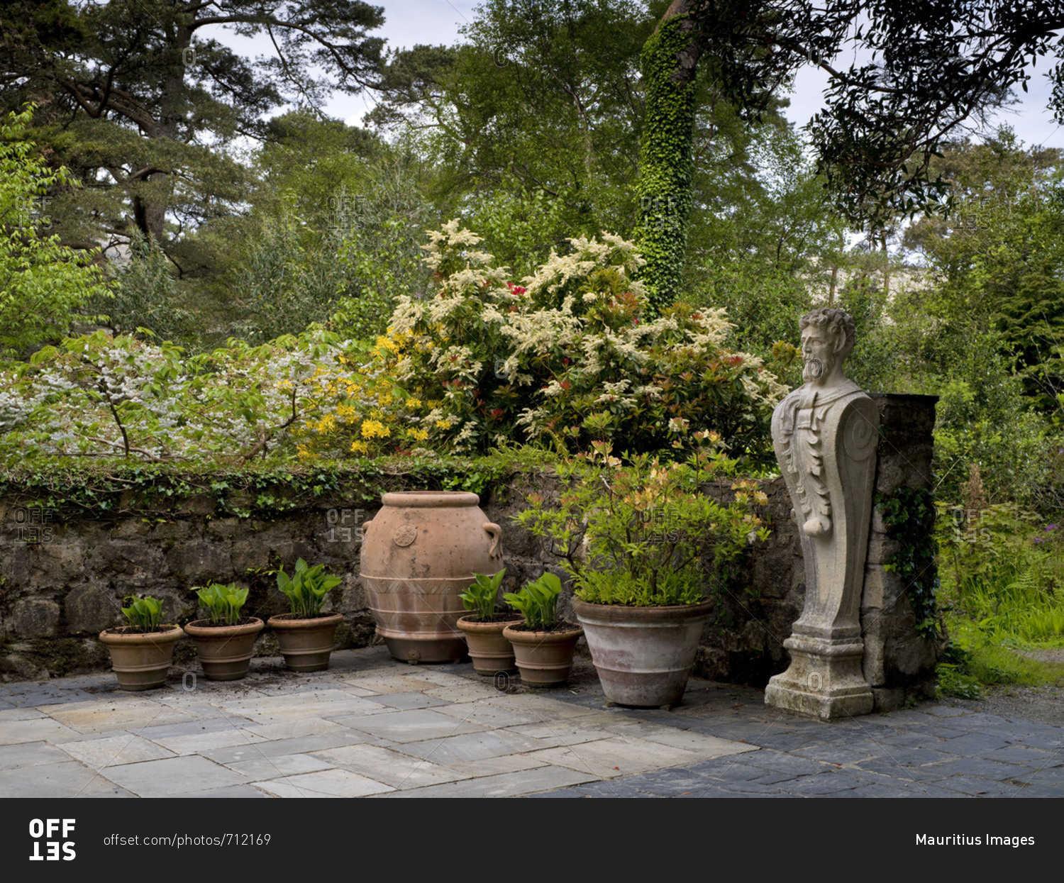 Ireland, Donegal, Glenveagh national park, garden of Glenveagh Castle, wall, tone pots, statue