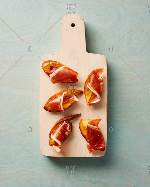 Crostini with Chutney and Ham Appetizer