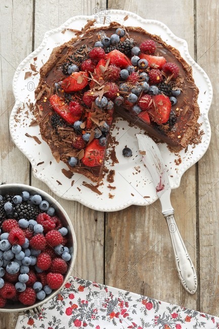Chocolate cake topped topped with berries, seen from above