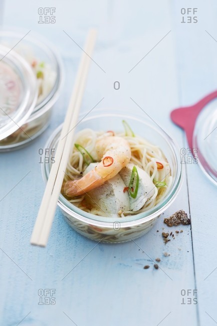 Oriental noodle soup with prawns and chicken cooked in a jar