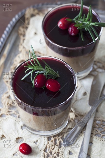 Chicken liver p�t_ with red wine, cranberry Jelly and rosemary