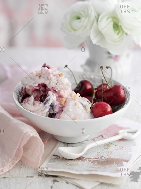 Almond ice cream with cherries
