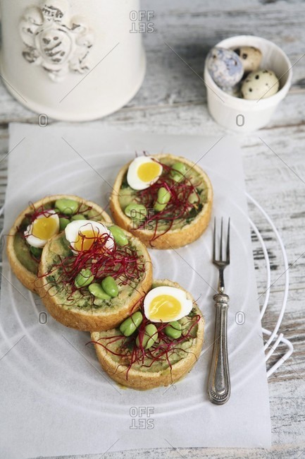 Spicy tartlets with fava beans and quail's eggs
