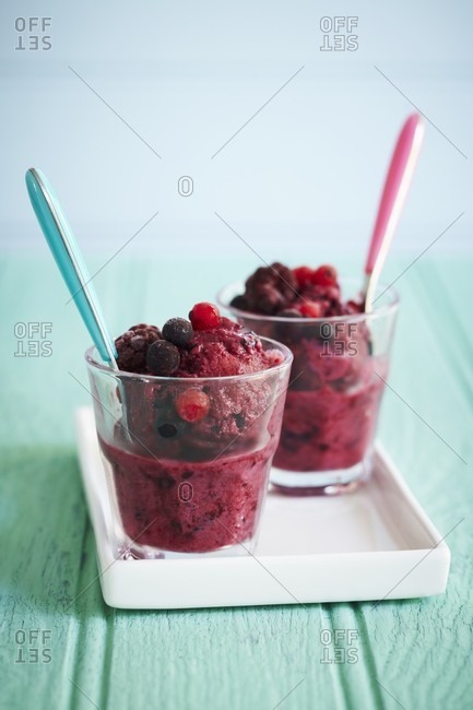 Berry ice cream with redcurrants and blackberries