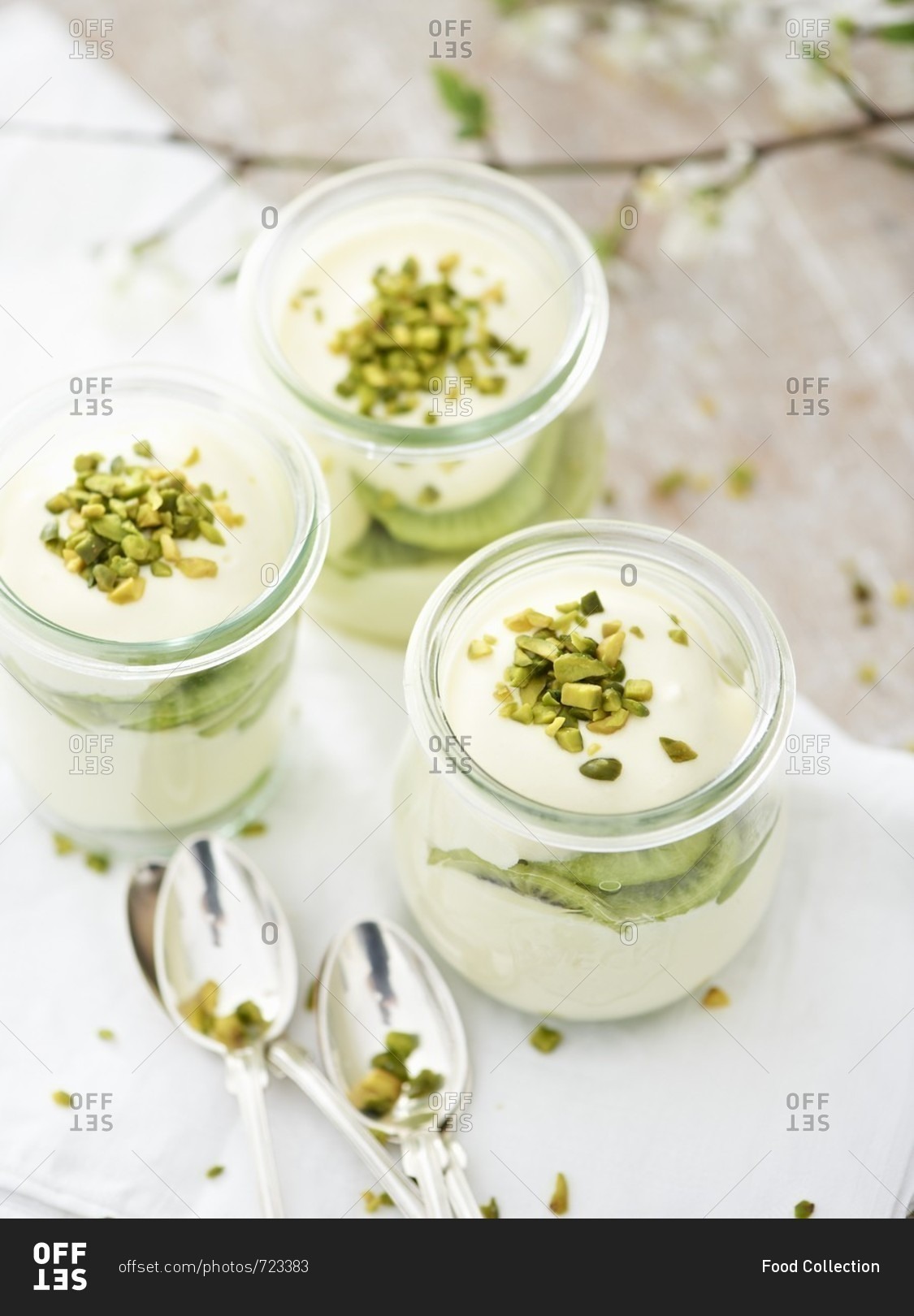 Mascarpone desserts with kiwis and pistachio nuts