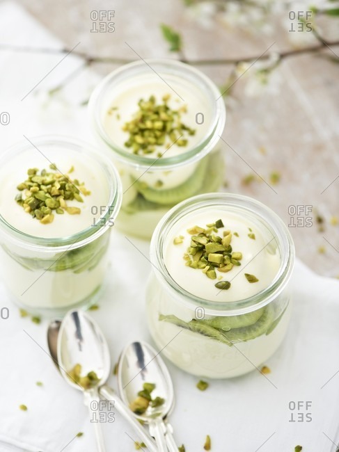 Mascarpone desserts with kiwis and pistachio nuts