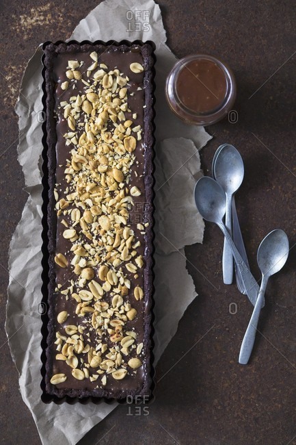 Chocolate tart with peanuts and homemade caramel sauce