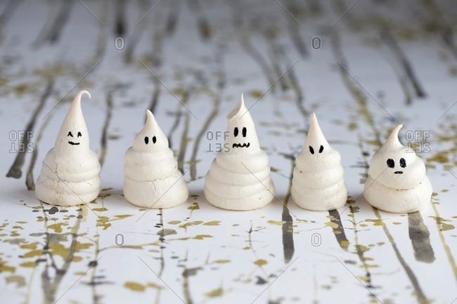 Mini meringue ghosts for Halloween