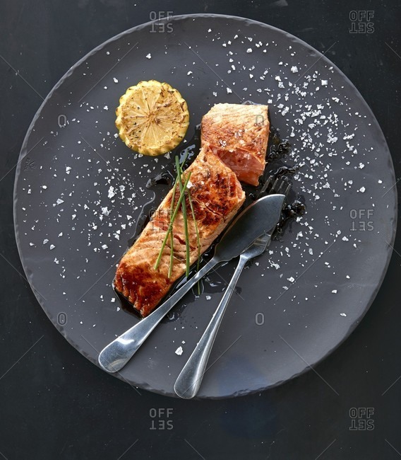 Fried salmon with lemon - Offset