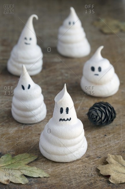 Mini meringue ghosts for Halloween