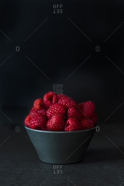A bowl of raspberries - Offset