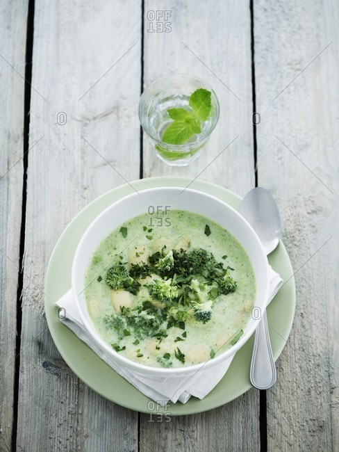 Broccoli soup with peppermint - Offset