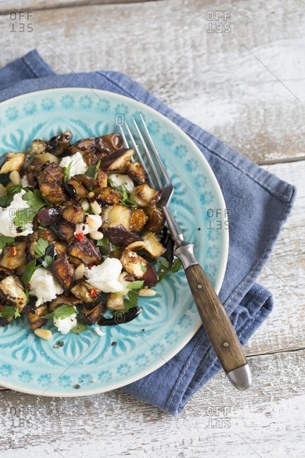 Salad with roasted aubergines, mozzarella, pine nuts and parsley